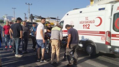  Aydın'ın Söke ilçesinde, pikapla çarpışan motosikletin sürücüsünün yaralandığı kaza anı