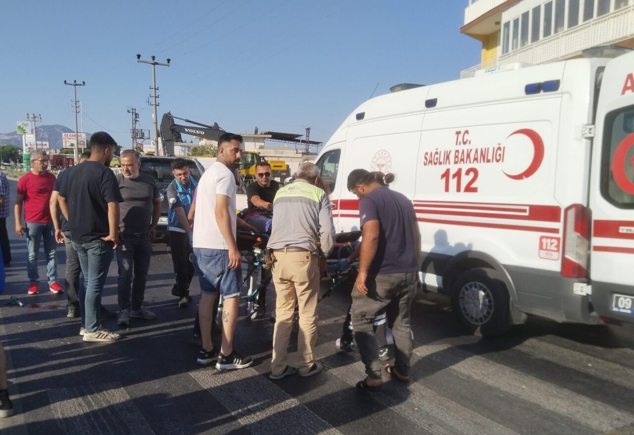  Aydın'ın Söke ilçesinde, pikapla çarpışan motosikletin sürücüsünün yaralandığı kaza anı