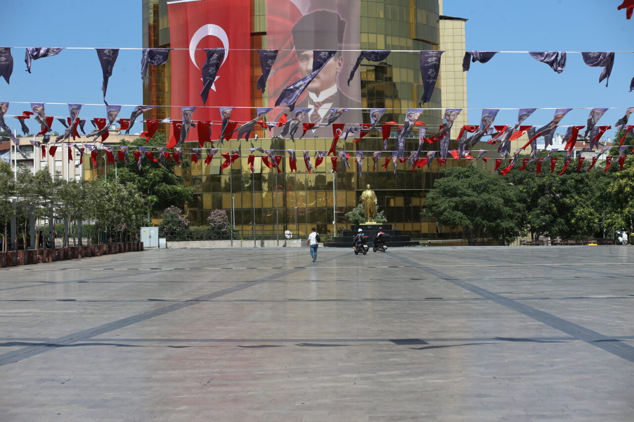  Aşırı sıcakların etkili olduğu Aydın şehir merkezinde sakinlik gözlenirken turizm
