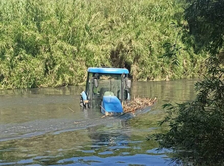 Aydın'da traktörüyle geçmek istediği Büyük Menderes Nehri'nde su seviyesinin ani