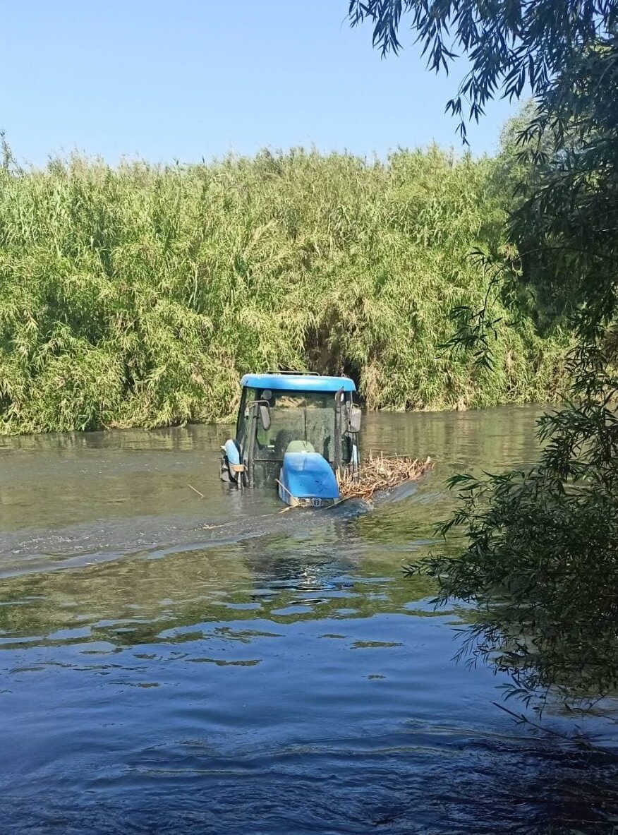 Aydın'da traktörüyle geçmek istediği Büyük Menderes Nehri'nde su seviyesinin ani