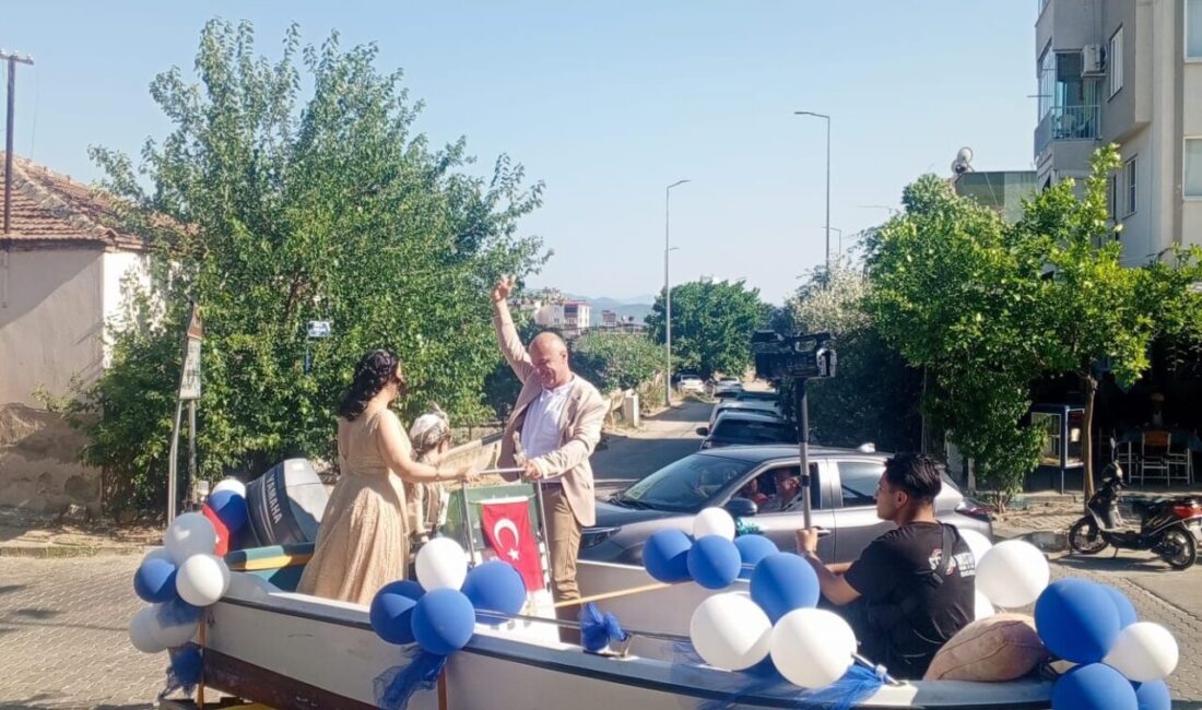 Aydın’ın Nazilli ilçesinde düzenlenen sünnet düğününde, süslenen tekne ile konvoy