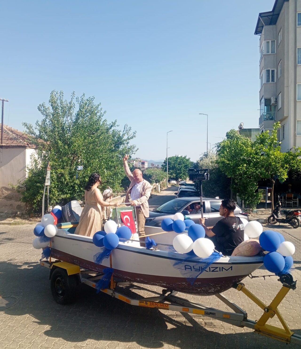 Aydın’ın Nazilli ilçesinde düzenlenen sünnet düğününde, süslenen tekne ile konvoy