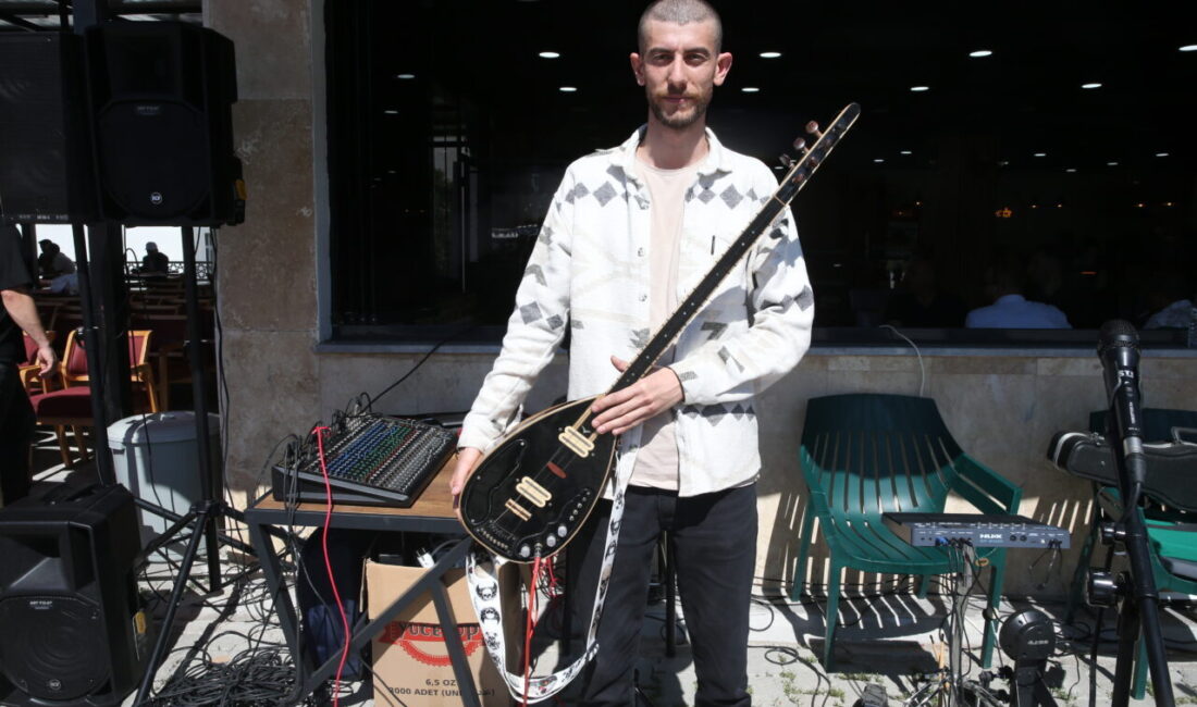 Muş'un Bulanık ilçesinde görevli Aydınlı müzik öğretmeni Yücel Tuğrul, ilçeye
