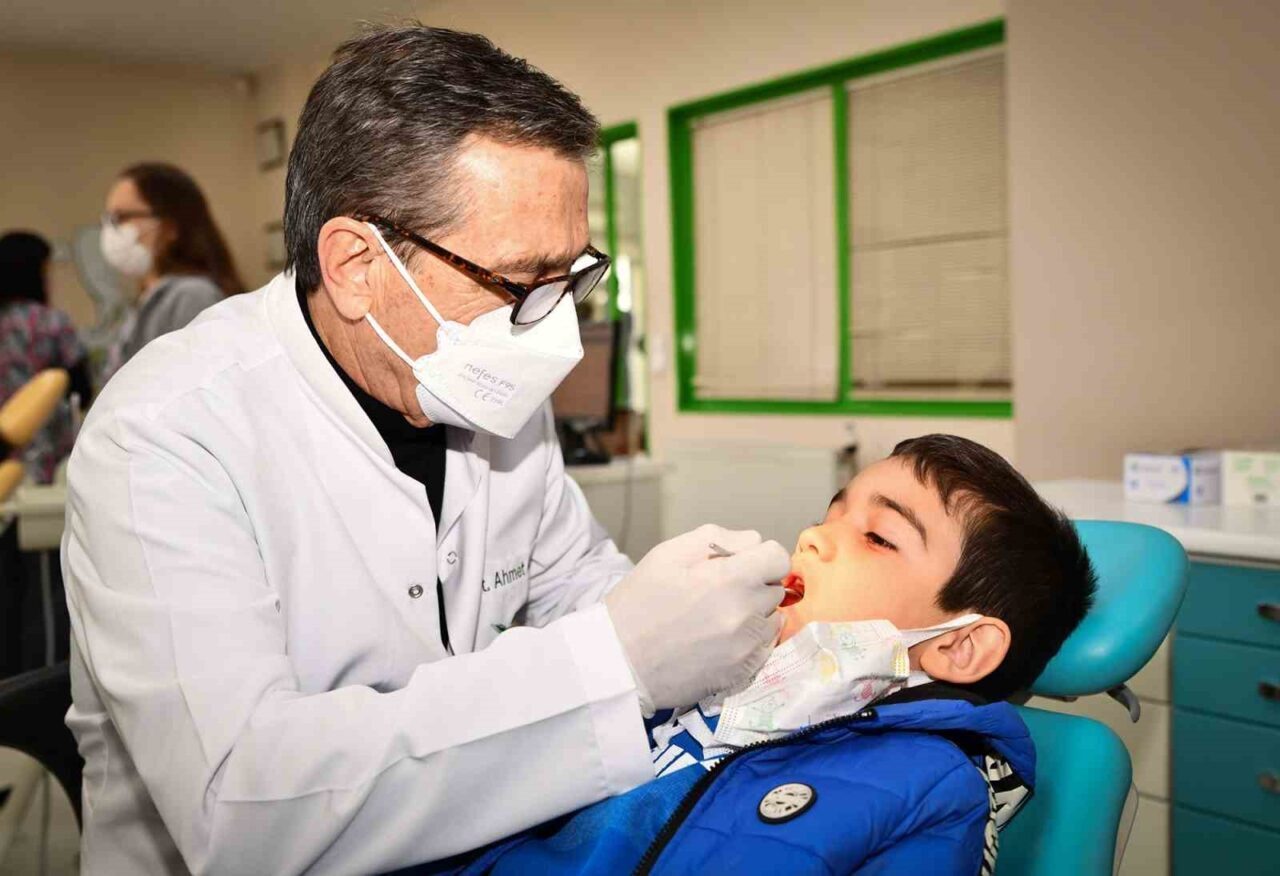 Tepebaşı Belediyesi’nin Çocuk Ağız ve Diş Sağlığı Polikliniği’nden yararlanan çocuk