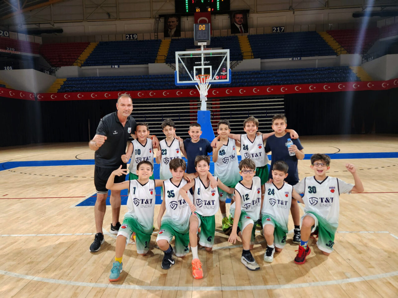İzmir'de kız ve erkek çocuklarına basketbol eğitimi veren İzmir Yeni