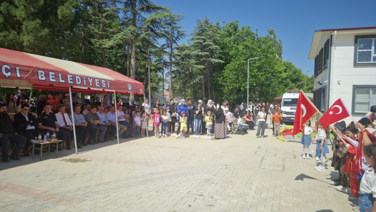 AFYONKARAHİSAR (AA) – Başmakçı ilçesinde çocuk şenliği düzenlendi. Şehit Öğretmen