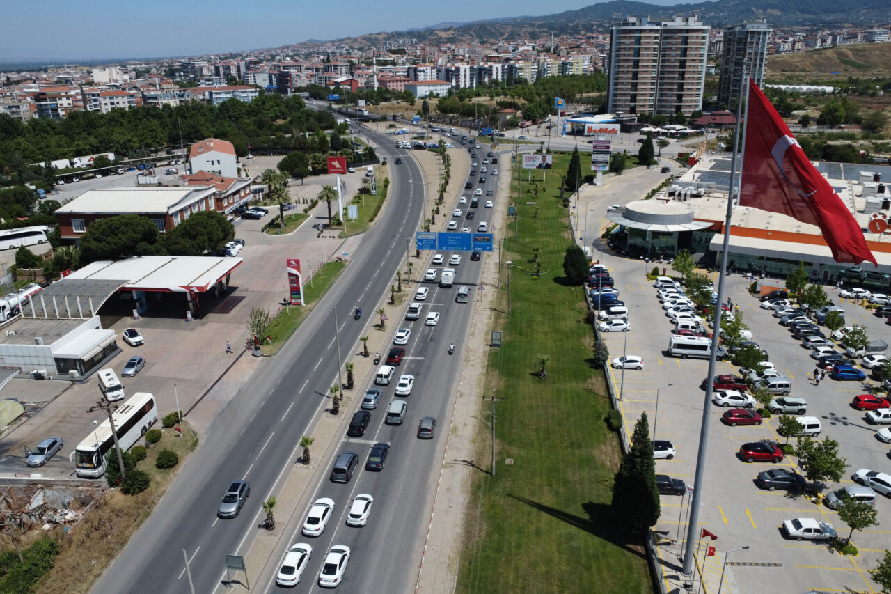 İzmir-Ankara kara yolu üzerindeki Manisa'nın Turgutlu ilçesinde, Kurban Bayramı tatili