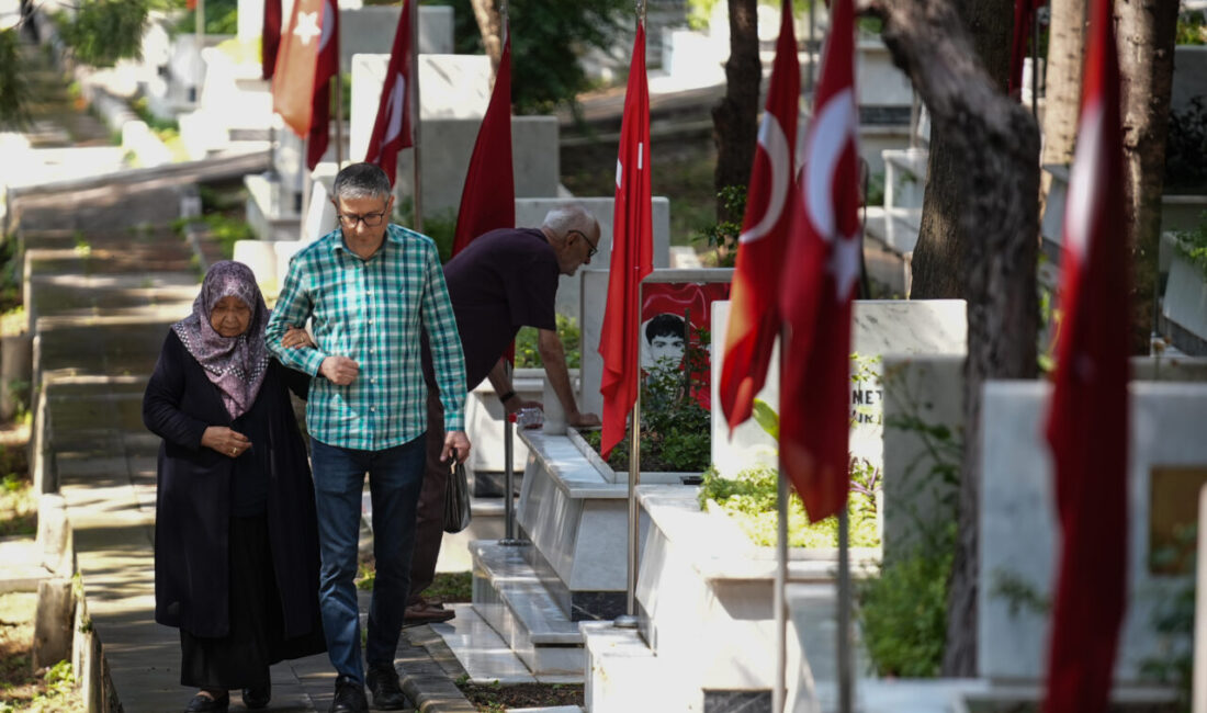 İzmir'de şehit yakınları, Kurban Bayramı'nın birinci gününde şehitliği ziyaret etti.
Bayram