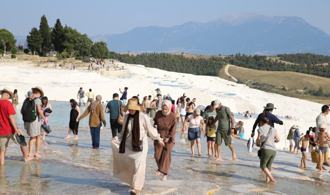 Türkiye'nin önemli turizm merkezlerinden Pamukkale'de, Kurban Bayramı dolayısıyla yoğunluk yaşanıyor.