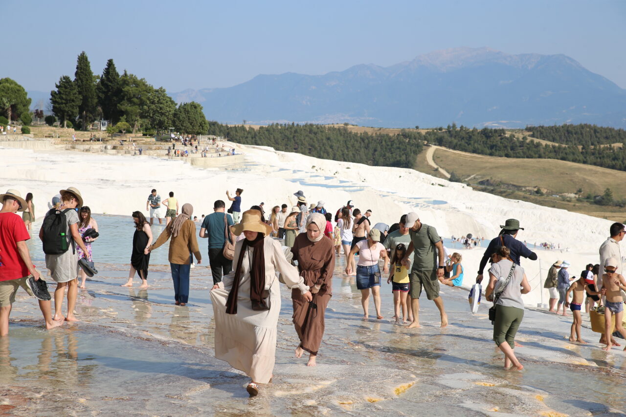 Türkiye'nin önemli turizm merkezlerinden Pamukkale'de, Kurban Bayramı dolayısıyla yoğunluk yaşanıyor.