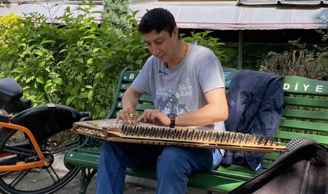 Eskişehir’de bayram tatilinde ’kanun’ isimli enstrümanıyla vatandaşları sokak sanatı ile