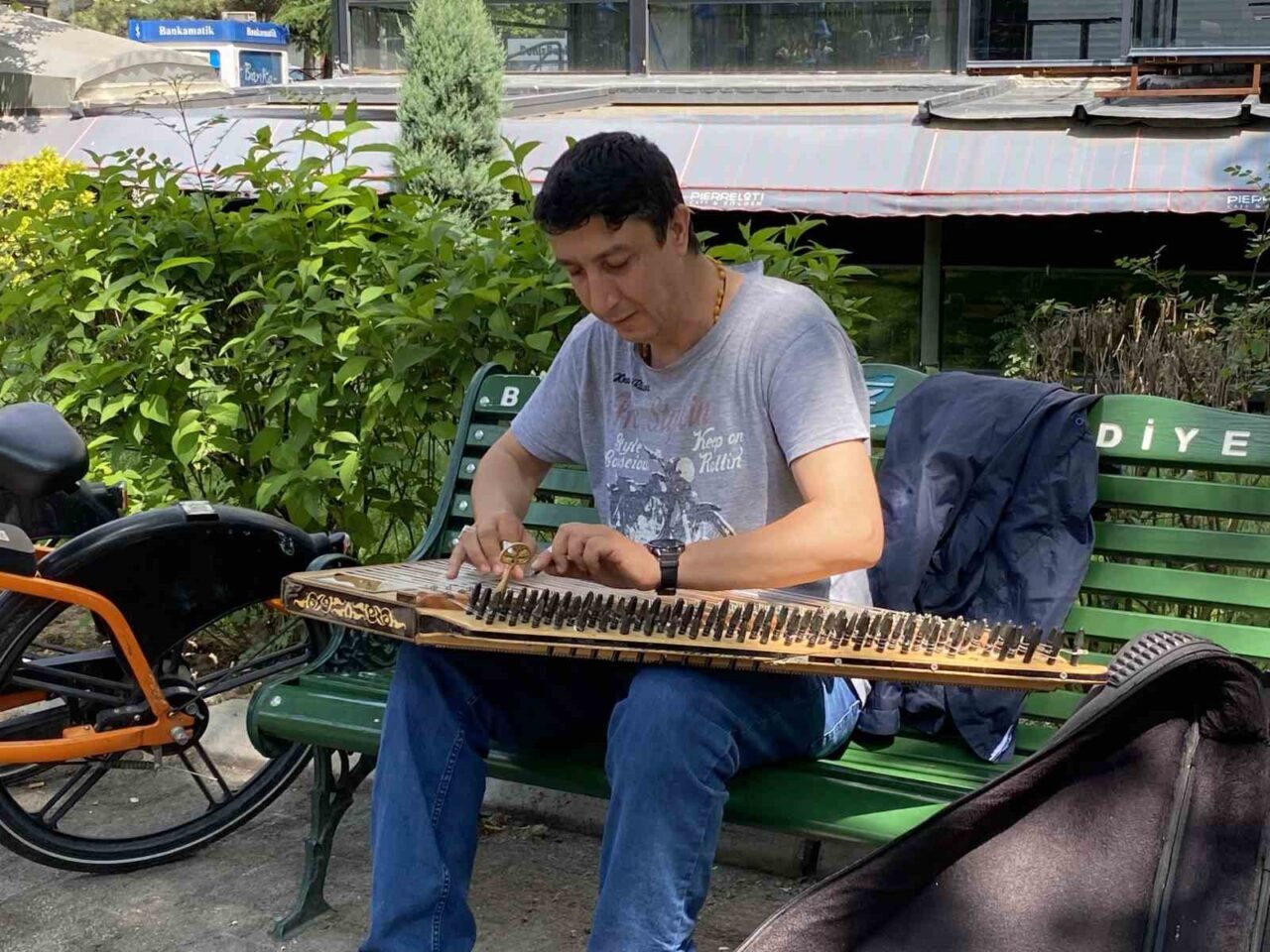 Eskişehir’de bayram tatilinde ’kanun’ isimli enstrümanıyla vatandaşları sokak sanatı ile