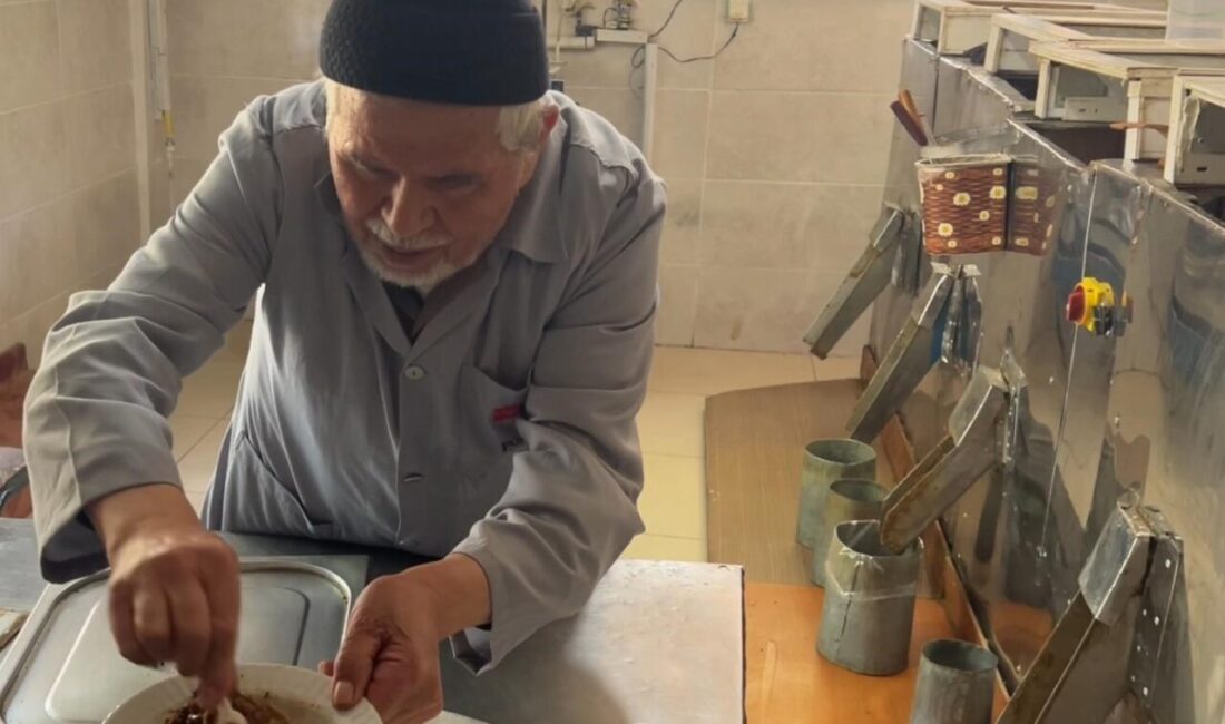 Afyonkarahisar’da yaşayan 78 yaşındaki emekli din görevlisi Bayram Özdemir, unutulmaya