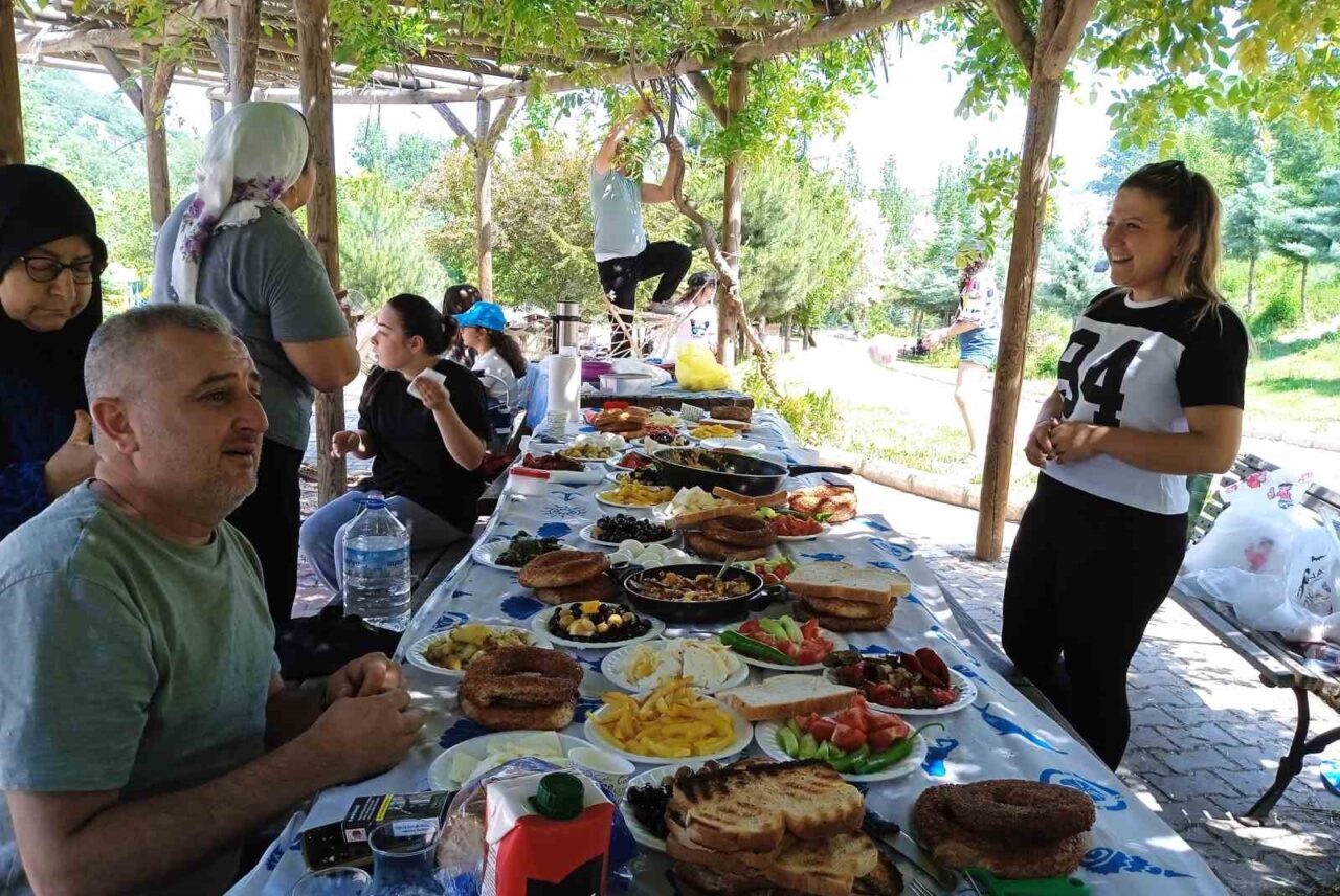 Afyonkarahisar’da Kurban Bayramının son gününde vatandaşlar piknik için mesirelik alanlara