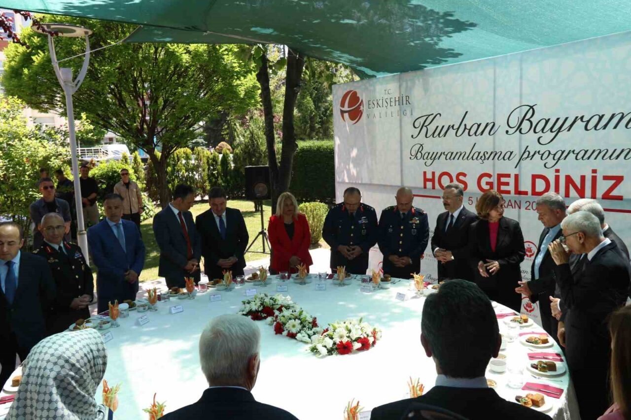 Eskişehir’de Kurban Bayramı dolayısıyla il protokolü bayramlaşma programında buluştu.