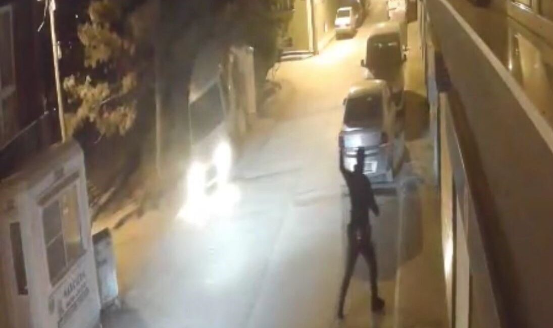Eskişehir’de bir ara sokakta yaya şekilde devriye gezen bekçi ekiplerinin