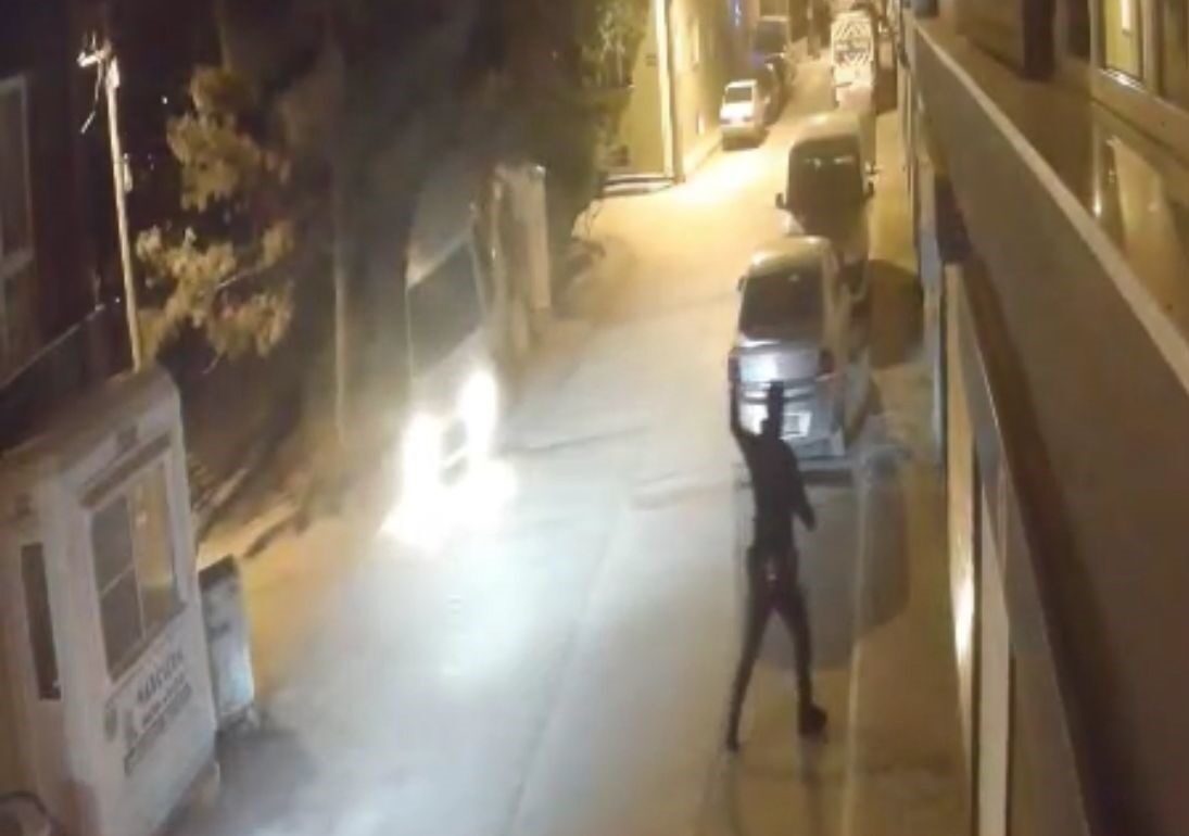 Eskişehir’de bir ara sokakta yaya şekilde devriye gezen bekçi ekiplerinin