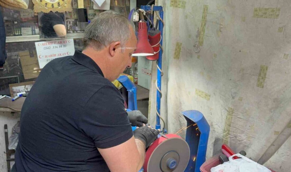 Yaklaşan Kurban Bayramı öncesi bıçak satıcılarında yoğunluk yaşanmaya başlarken, vatandaşların