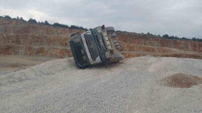 Bilecik’in Necmiye Köyü bölgesinde bulunan inşaat şantiyesinde geri manevra yapan