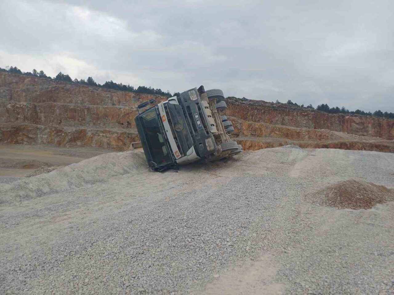 Bilecik’in Necmiye Köyü bölgesinde bulunan inşaat şantiyesinde geri manevra yapan