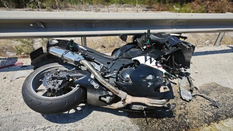 Bilecik’te seyir halinde kontrolden çıkan motosiklet savrulurken, sürücüsü yaralandı.