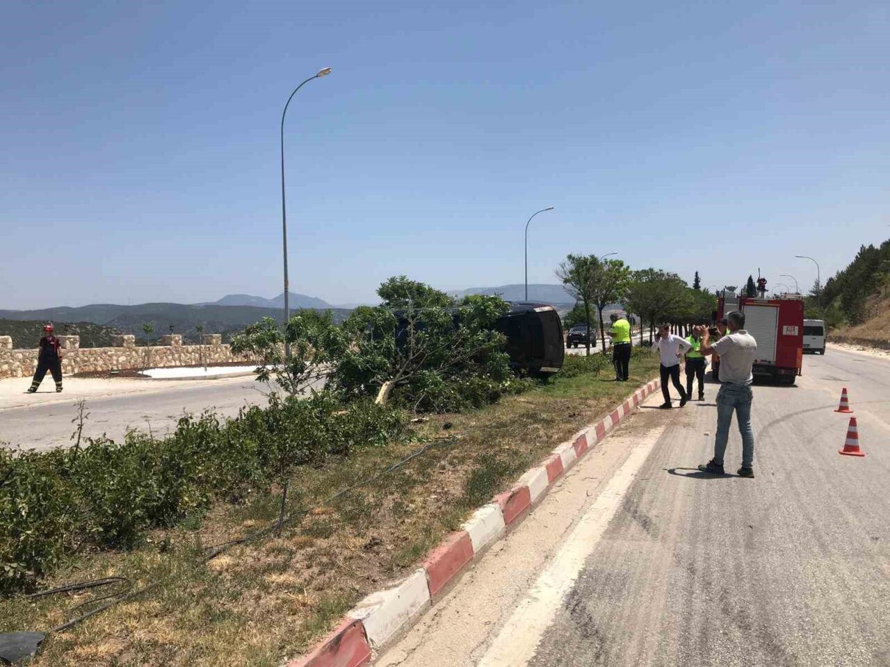 Bilecik’te seyir halinde kontrolden çıkan otomobil takla atarak orta refüje