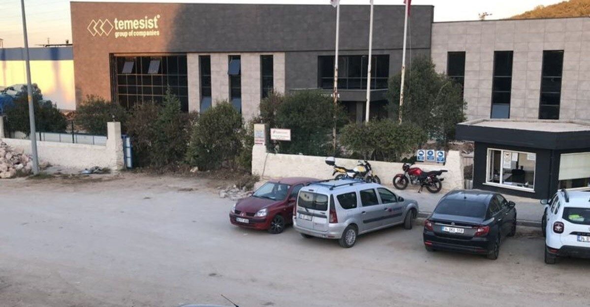 Bilecik’te bir fabrikanın depo bölümünde yüksekten düşün işçi yaralandı. Alınan