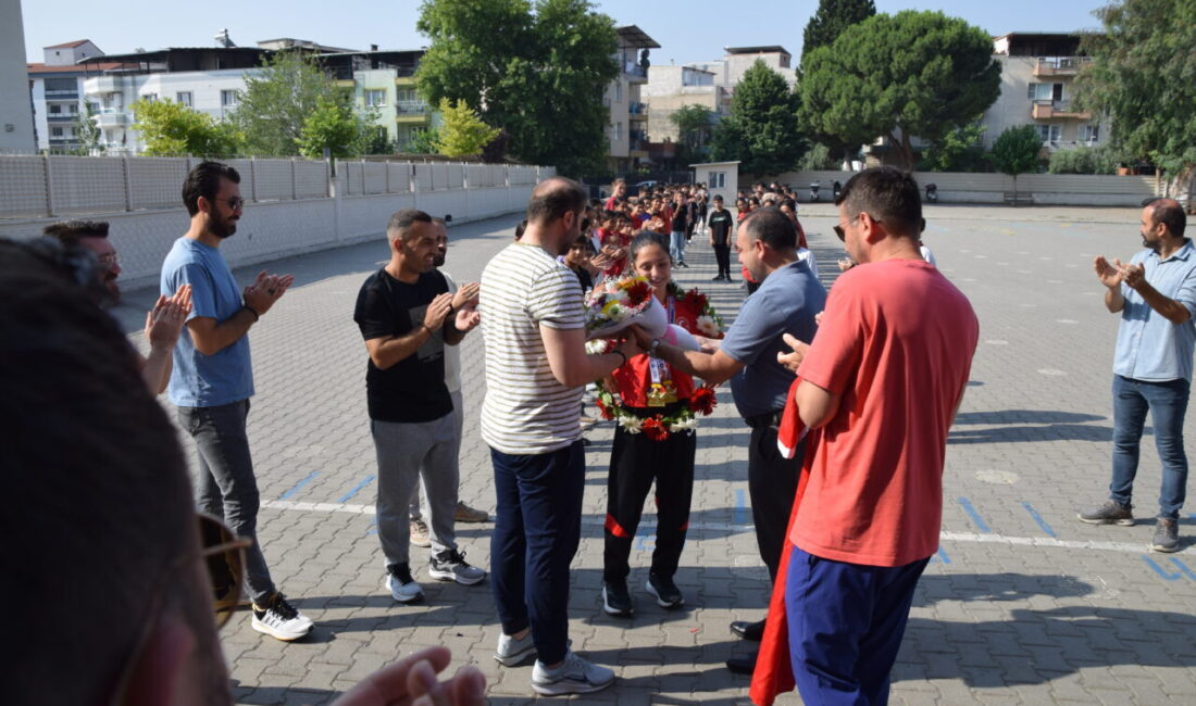Romanya'da düzenlenen Bilek Güreşi Avrupa Şampiyonası'nda hem sağ hem de