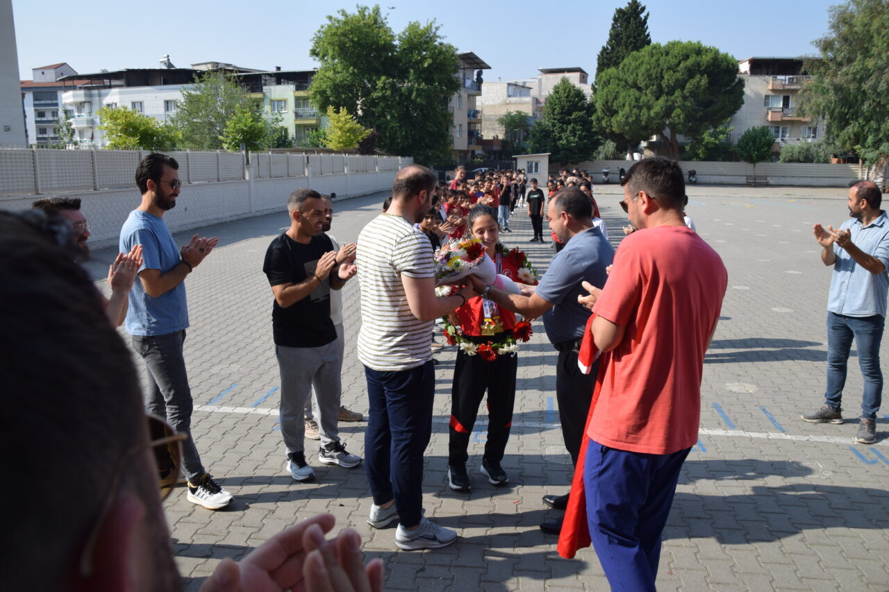 Romanya'da düzenlenen Bilek Güreşi Avrupa Şampiyonası'nda hem sağ hem de
