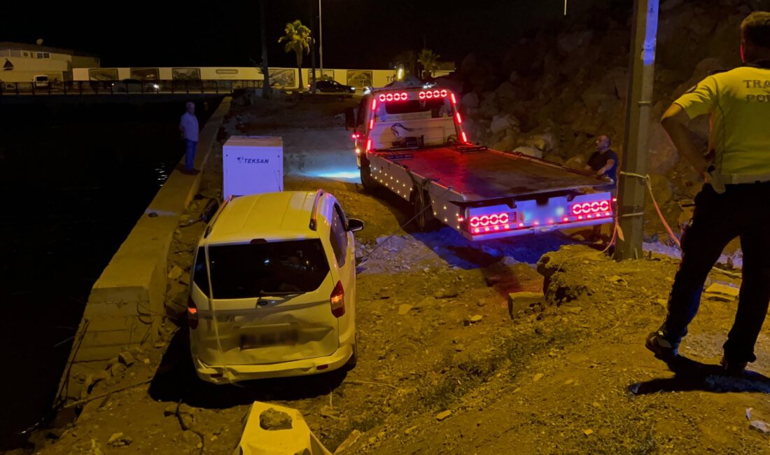 Hatay'ın İskenderun ilçesinde, depremde yıkılan bir binanın enkaz alanını yol