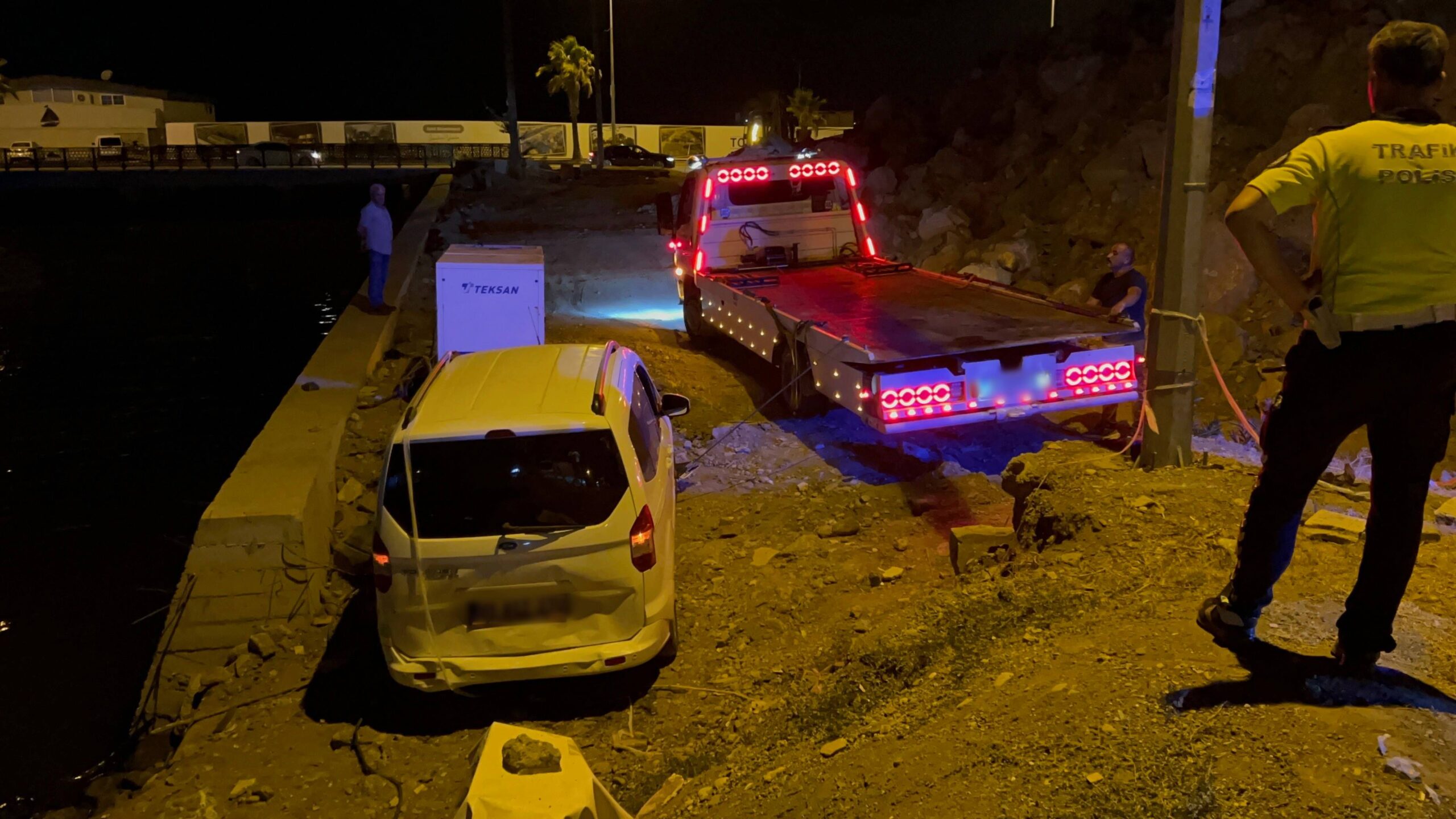 Hatay'ın İskenderun ilçesinde, depremde yıkılan bir binanın enkaz alanını yol