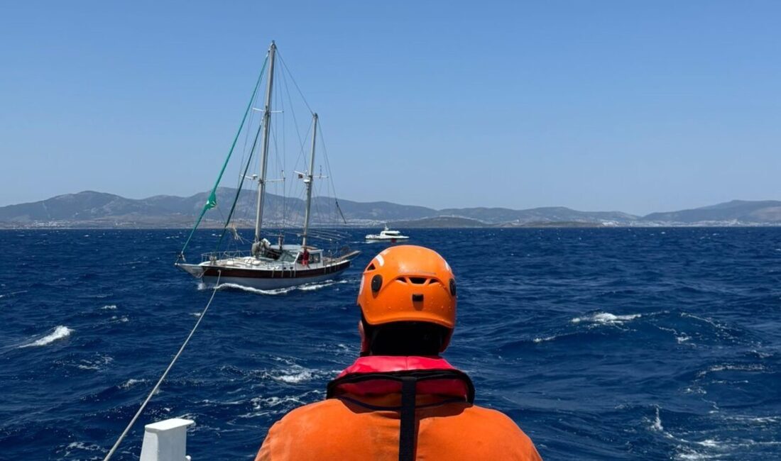 Muğla’nın Bodrum ilçesi açıklarında sürüklenen teknedeki 2 kişi ekiplerce kurtarıldı.