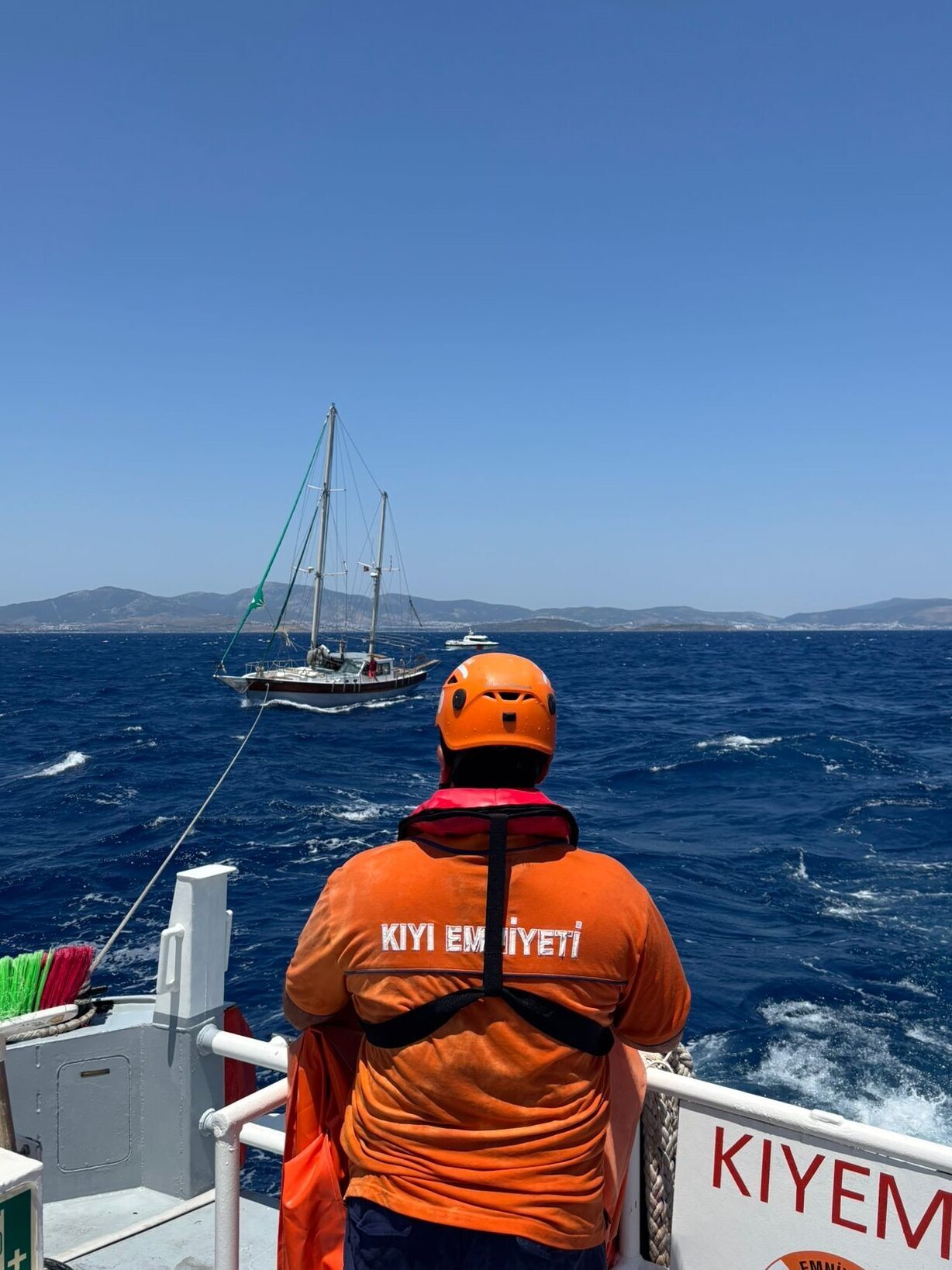 Muğla’nın Bodrum ilçesi açıklarında sürüklenen teknedeki 2 kişi ekiplerce kurtarıldı.