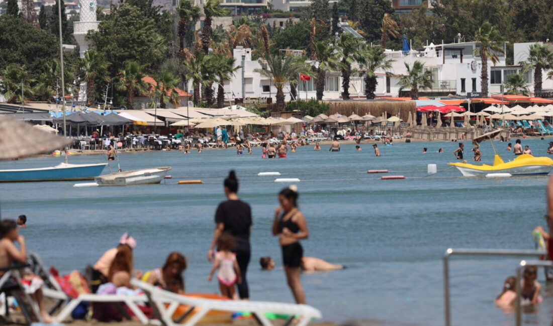 Muğla ve Antalya’da turistler, sıcak havada plajlarda yoğunluk oluşturdu. Hava