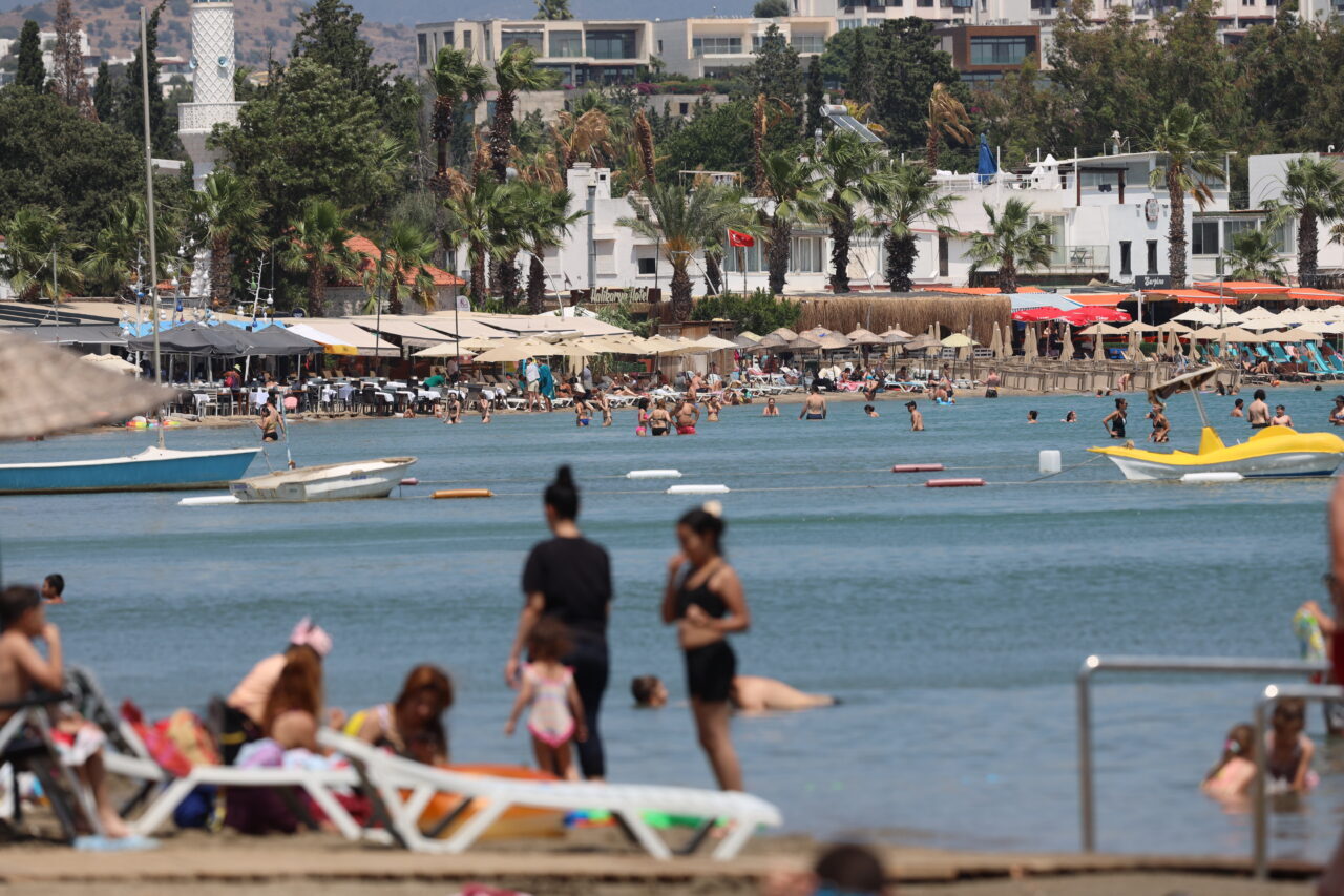 Muğla ve Antalya’da turistler, sıcak havada plajlarda yoğunluk oluşturdu. Hava