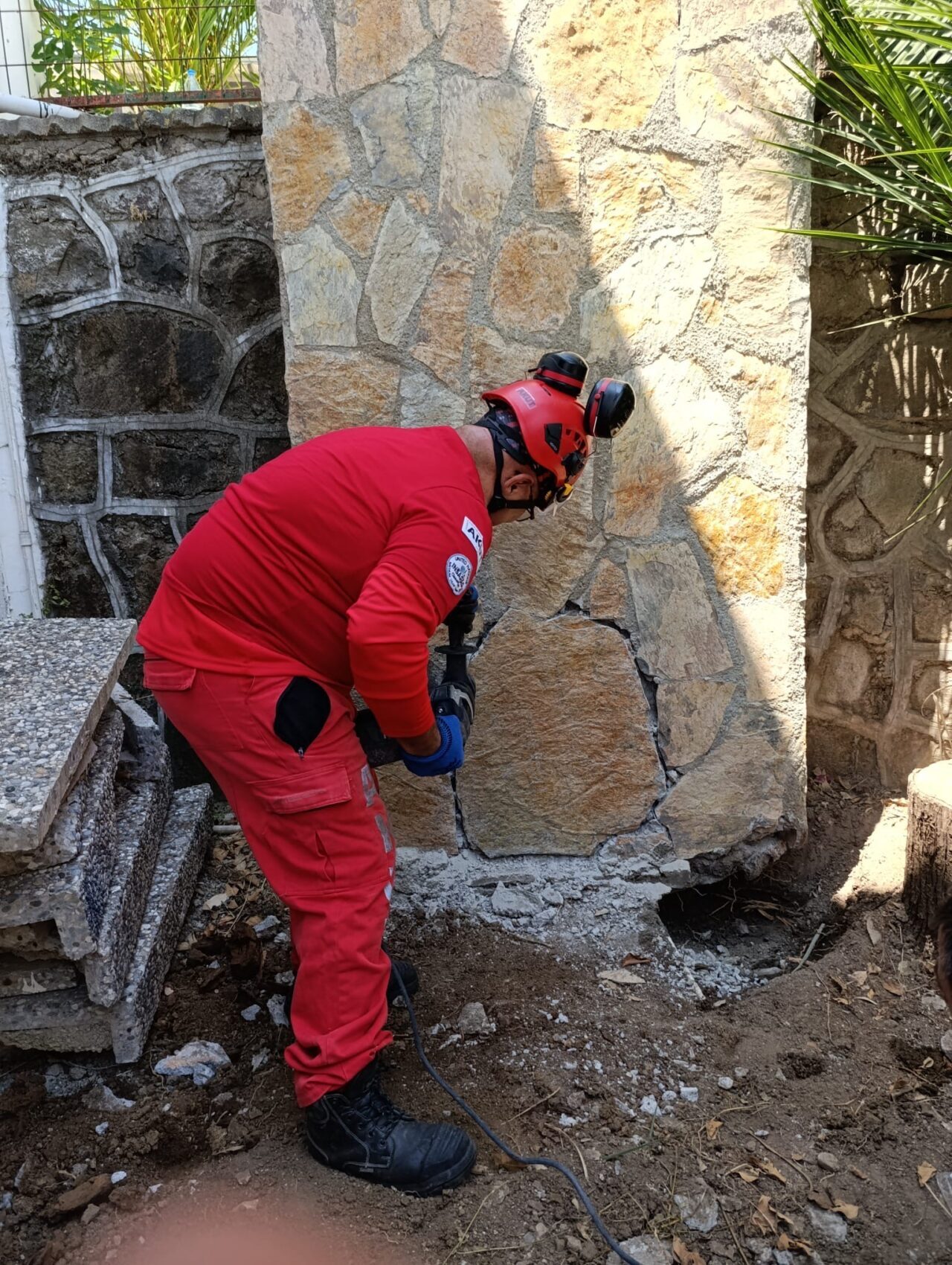 Muğla'nın Bodrum ilçesinde, apartmanın duvar boşluğunda mahsur kalan kedi, ekiplerin