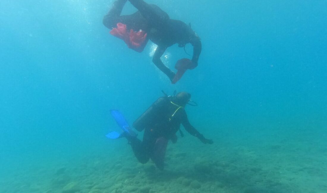 Muğla'nın Bodrum ilçesinde düzenlenen etkinlikte dalgıçlar, deniz dibinden 241 kilogram