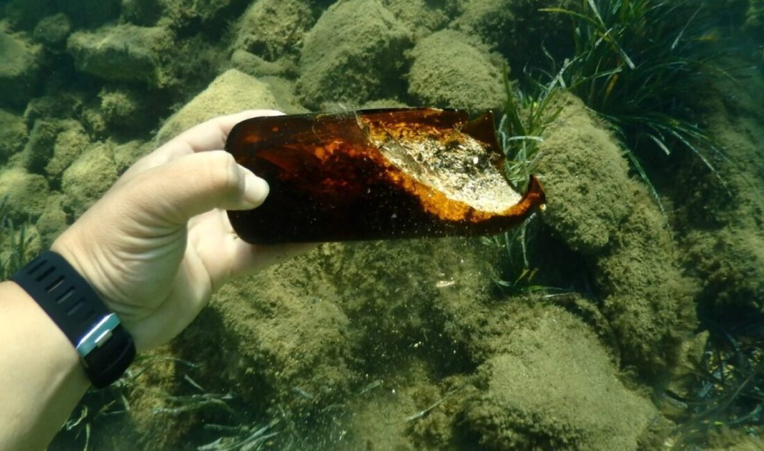 Muğla'nın Bodrum ilçesinde deniz dibinden 62 kilogram atık çıkarıldı.