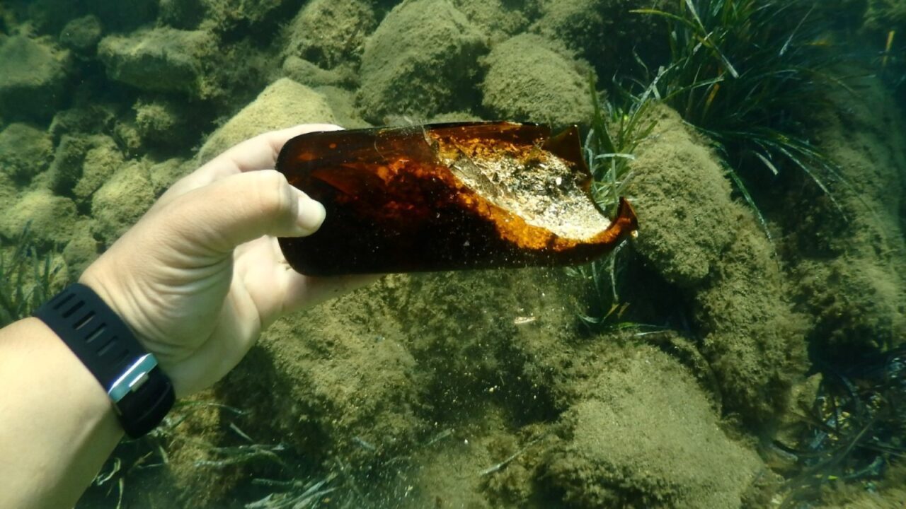 Muğla'nın Bodrum ilçesinde deniz dibinden 62 kilogram atık çıkarıldı.