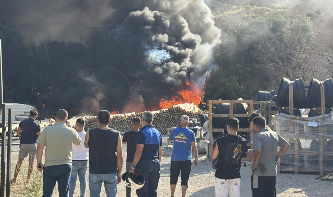  Muğla'nın Bodrum ilçesinde, plastik boruların depolandığı açık alanda çıkan yangın