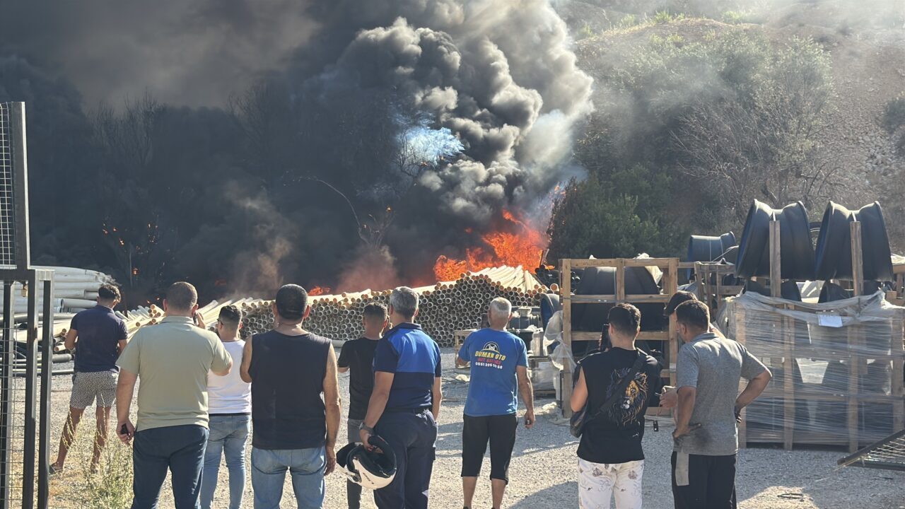  Muğla'nın Bodrum ilçesinde, plastik boruların depolandığı açık alanda çıkan yangın