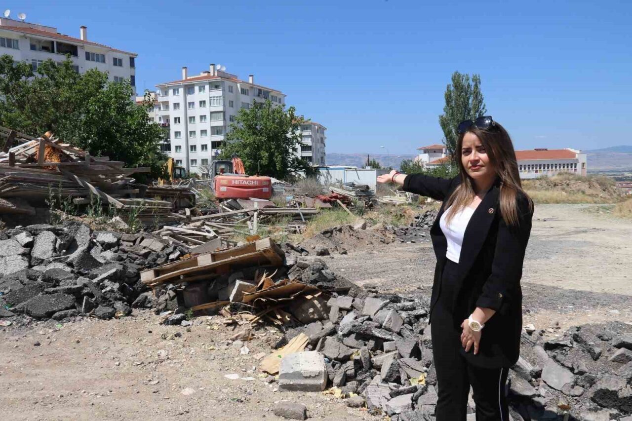 Eskişehir’de bulunan boş arazinin bir inşaat firması tarafından açık depoya
