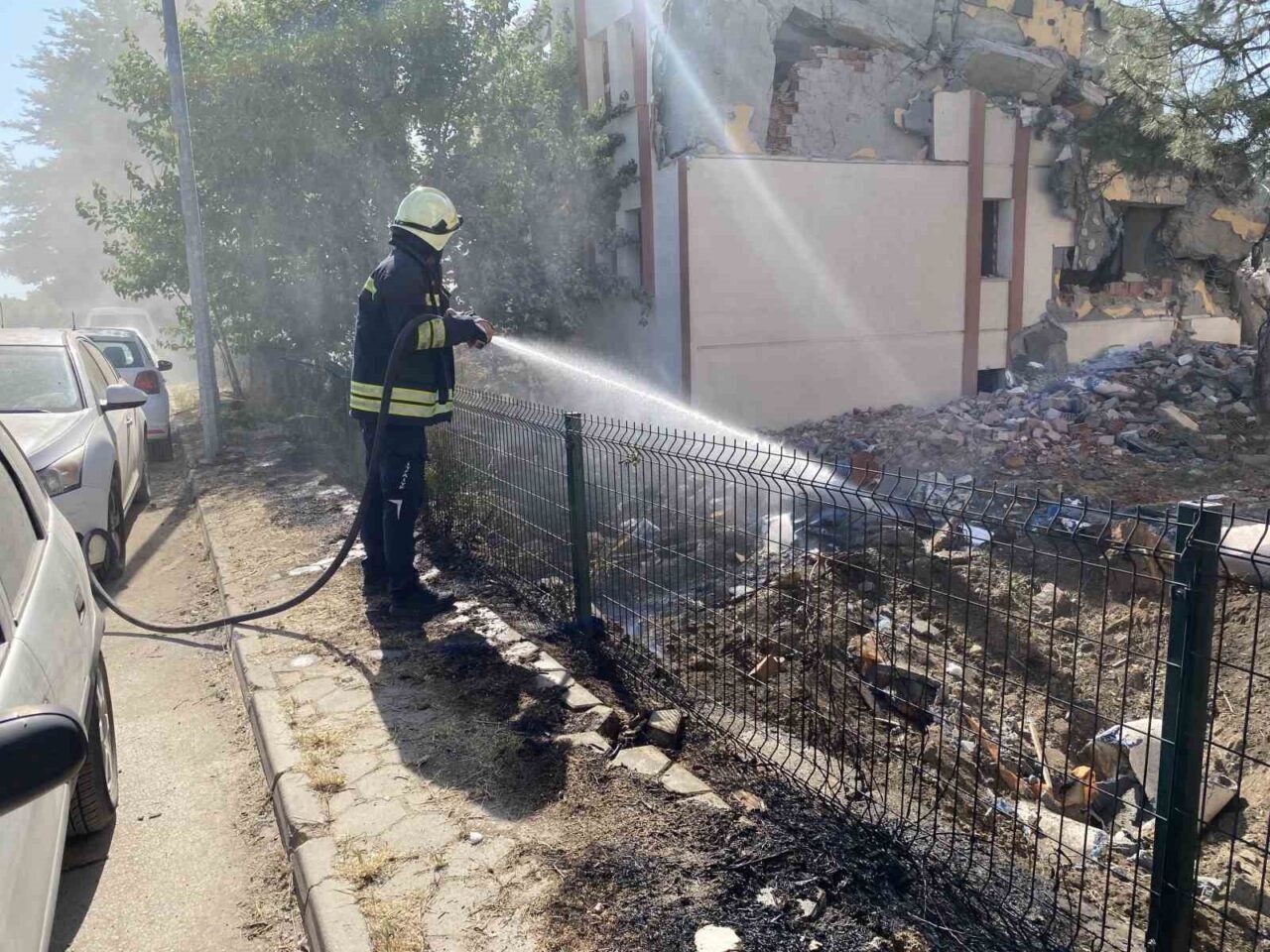 Eskişehir’de boş arazide çıkan yangın itfaiye ekiplerinin müdahalesiyle kısa sürede