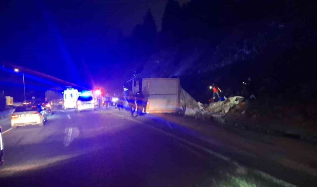 Bilecik’in Bozüyük İlçesi’nde beyaz eşya yüklü çekicinin devrilmesi sonucunda meydana