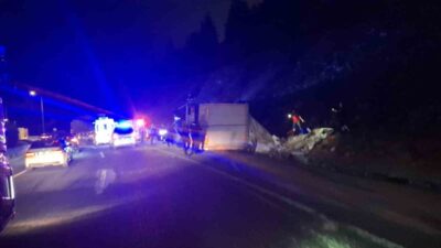 Bilecik’in Bozüyük İlçesi’nde beyaz eşya yüklü çekicinin devrilmesi sonucunda meydana