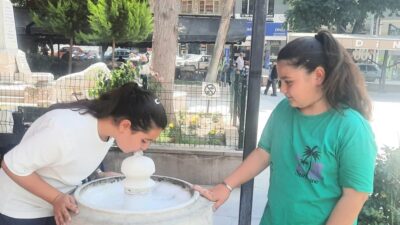 Afyonkarahisar’ın Dinar ilçesinde sokaklardaki çeşmelerden akan buz gibi doğal kaynak