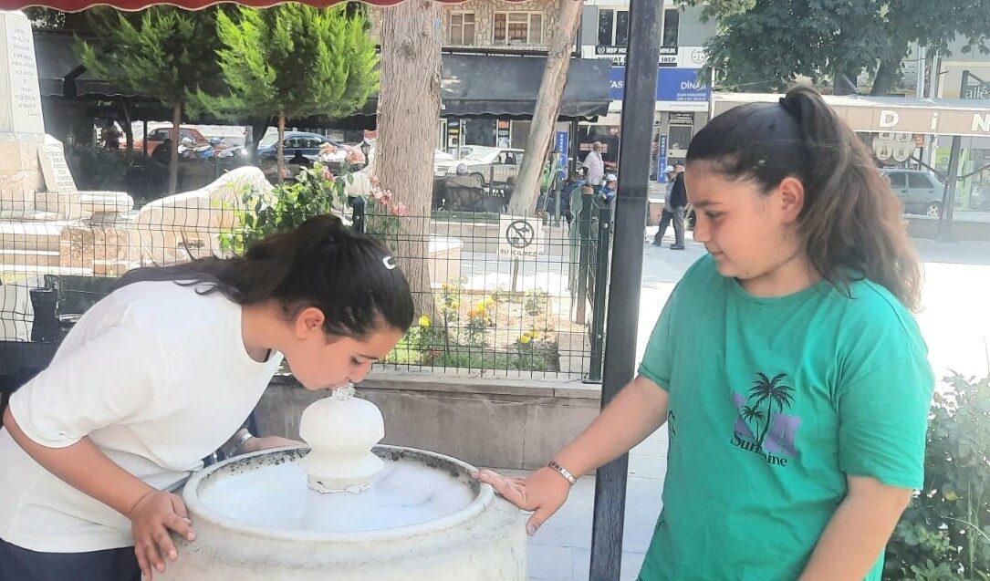 Afyonkarahisar’ın Dinar ilçesinde sokaklardaki çeşmelerden akan buz gibi doğal kaynak