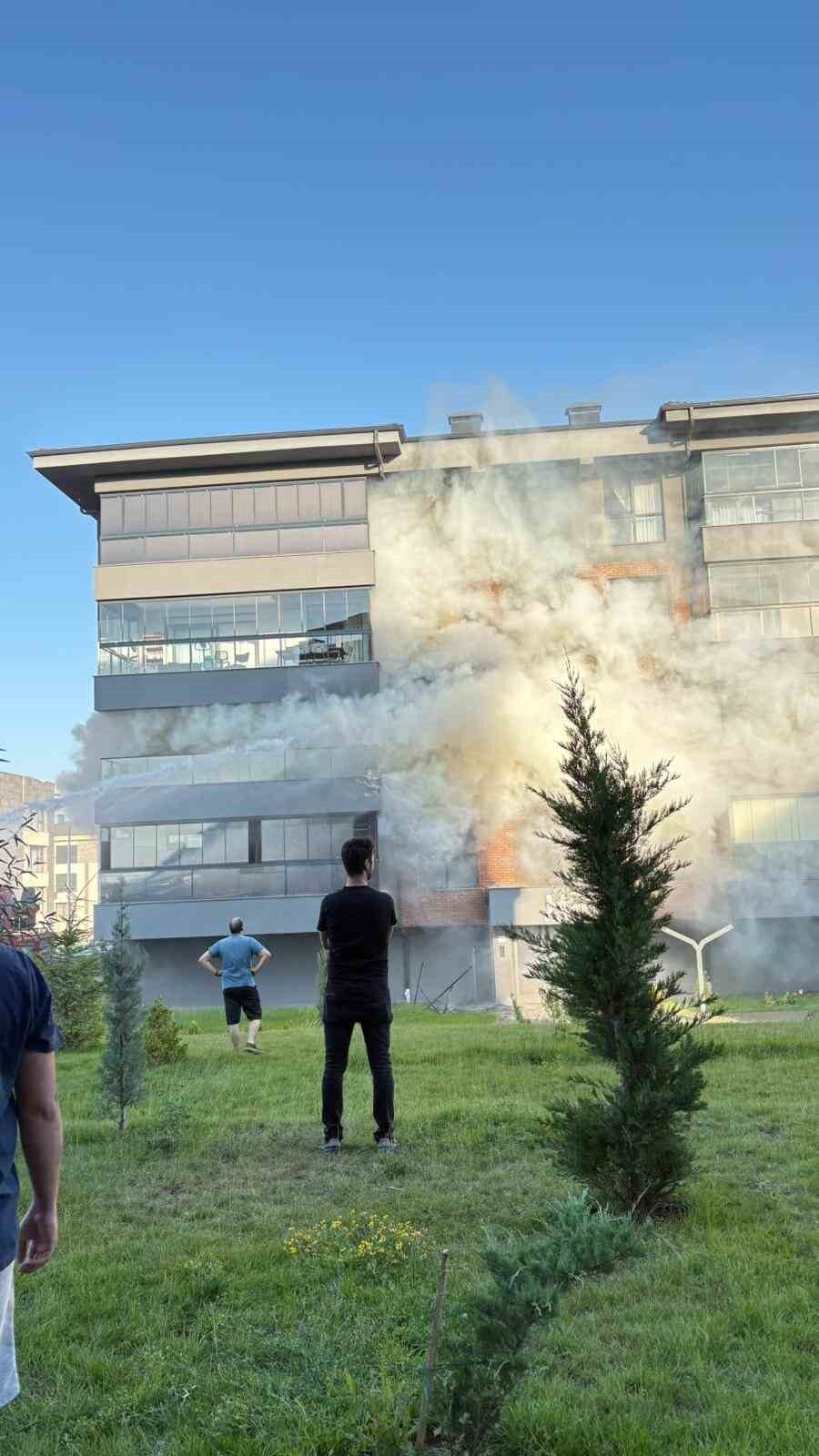 Eskişehir’de buzdolabından çıkan yangın sırasında içeride mahsur kalan 2 yaşlı