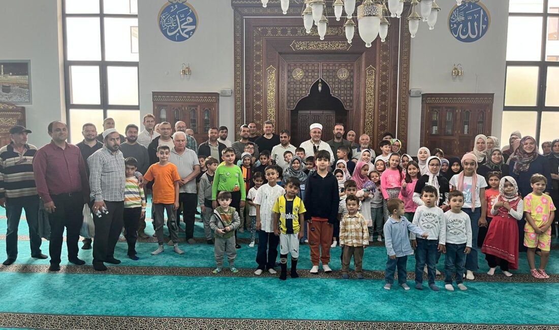 Afyonkarahisar’daki Muazzez Karamanoğlu Camii’nde düzenlenen “Cami-Çocuk Buluşması” programında, minik yürekler